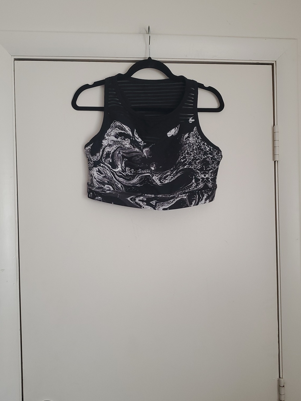 *NWT* Torrid's Black & White Marble Print Cropped Sports Tank